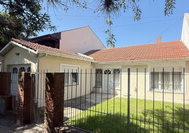 Venta casa con  gran lote  , tres ambientes 