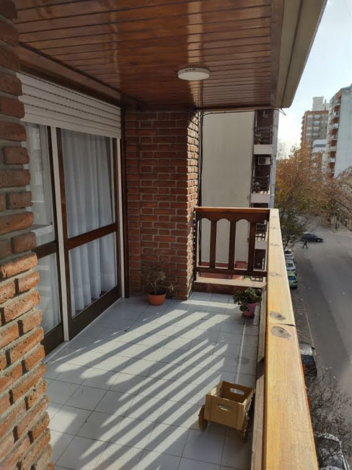 DEPARTAMENTO DE 4 AMBIENTES CON DEPENDENCIA Y COCHERA - APTO CREDITO