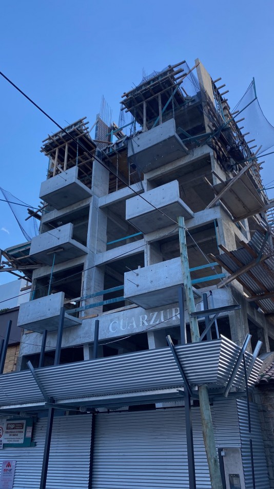 2 amb. A ESTRENAR. Con cochera-Edificio de categoria CUARZUR VI- 2do piso, frente!