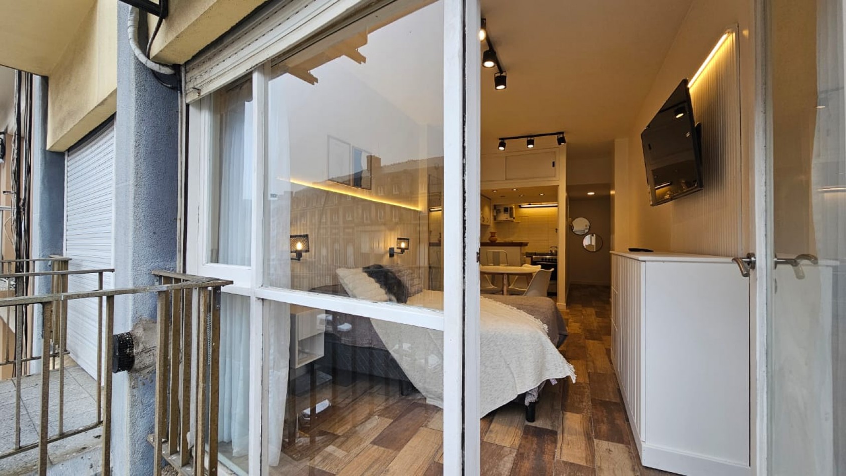 MONOAMBIENTE MODERNO CON BALCON FRENTE AL HOTEL PROVINCIAL