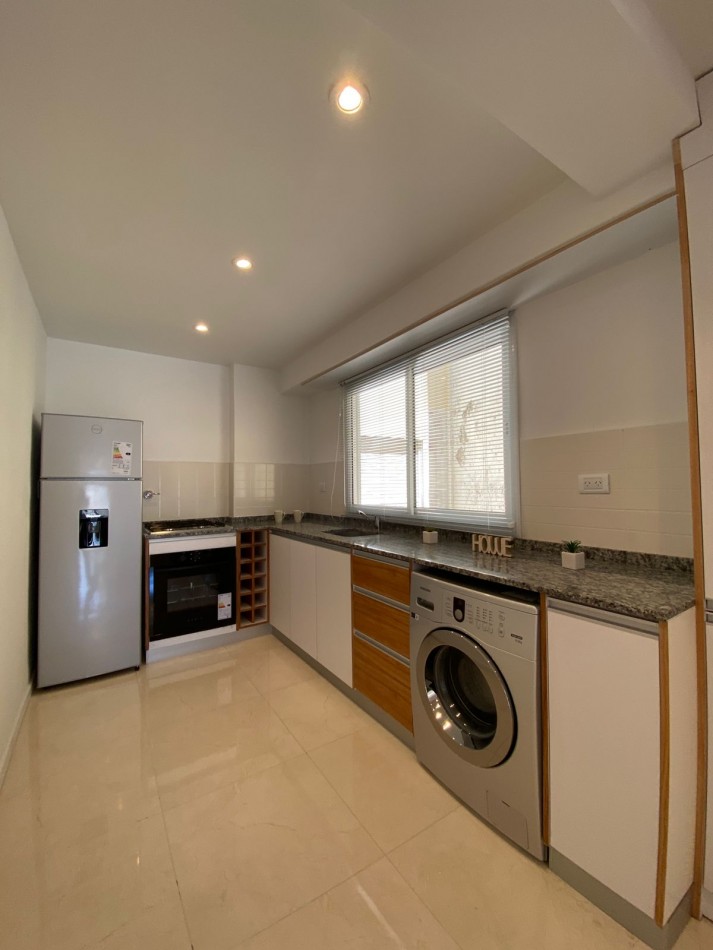3 AMBIENTES CON BALCON A LA CALLE SOBRE AVENIDA COLON