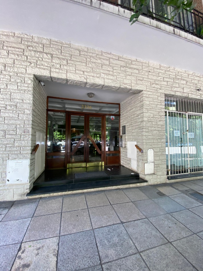 3 AMBIENTES CON BALCON A LA CALLE SOBRE AVENIDA COLON