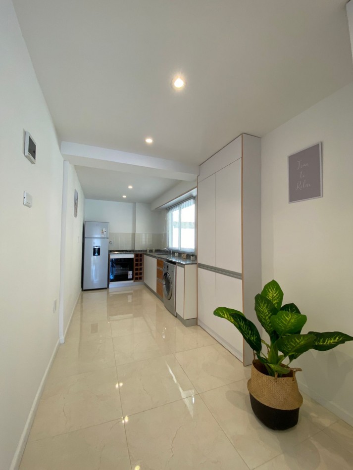 3 AMBIENTES CON BALCON A LA CALLE SOBRE AVENIDA COLON
