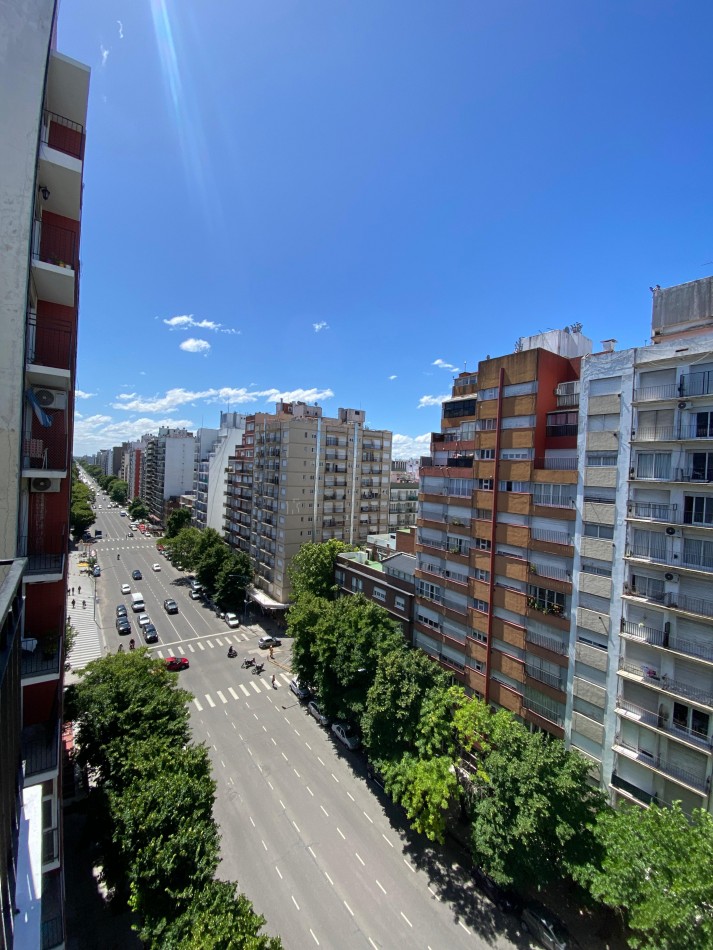 3 AMBIENTES CON BALCON A LA CALLE SOBRE AVENIDA COLON