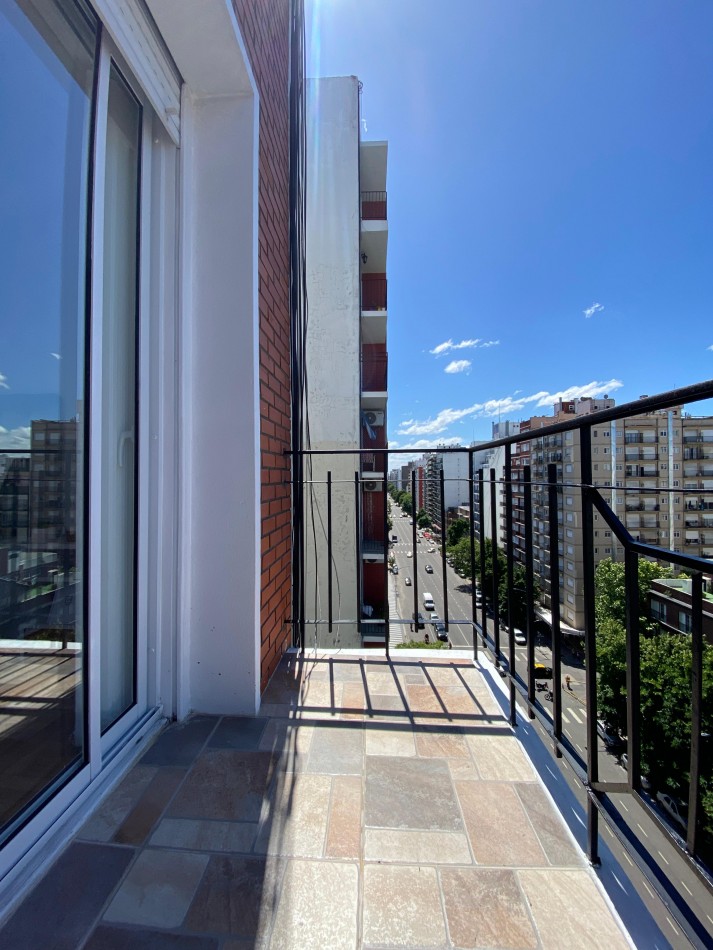3 AMBIENTES CON BALCON A LA CALLE SOBRE AVENIDA COLON