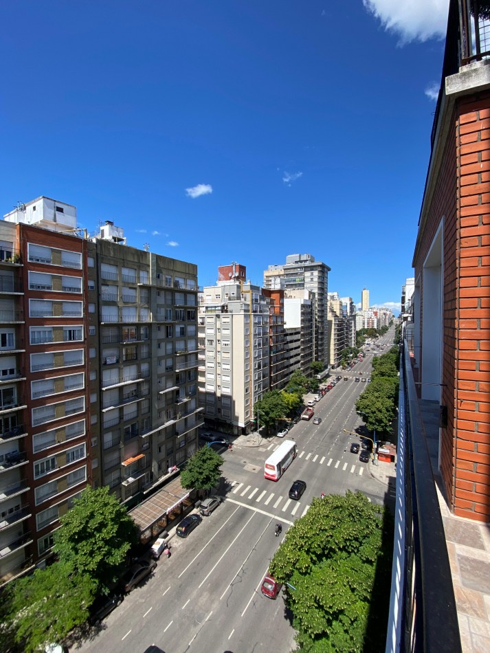 3 AMBIENTES CON BALCON A LA CALLE SOBRE AVENIDA COLON