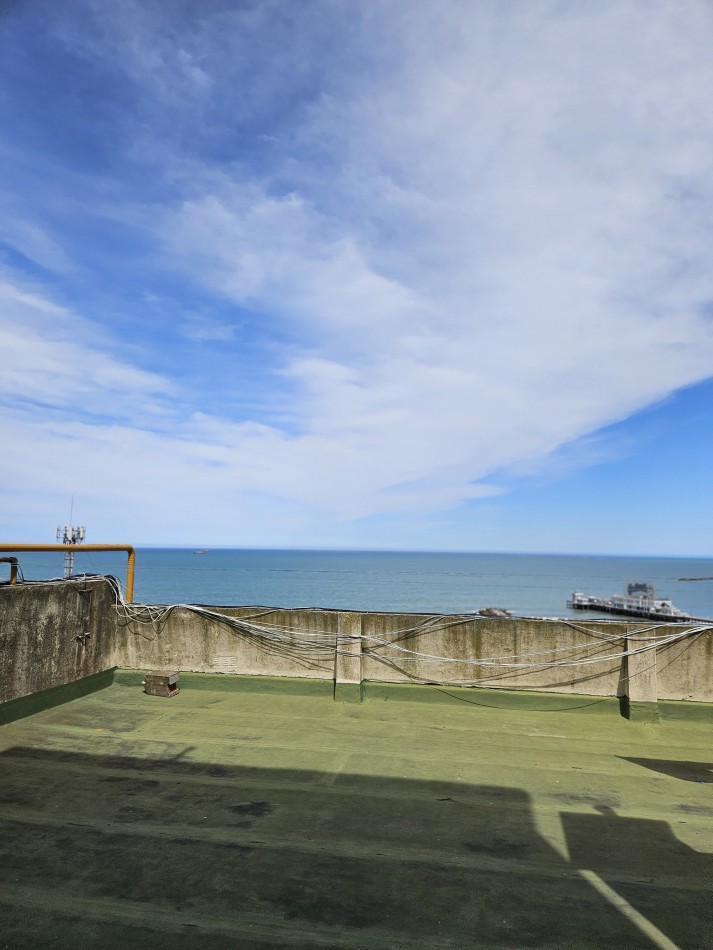 2 AMBIENTES CON DEPENDENCIA Y VISTA LATERAL AL MAR