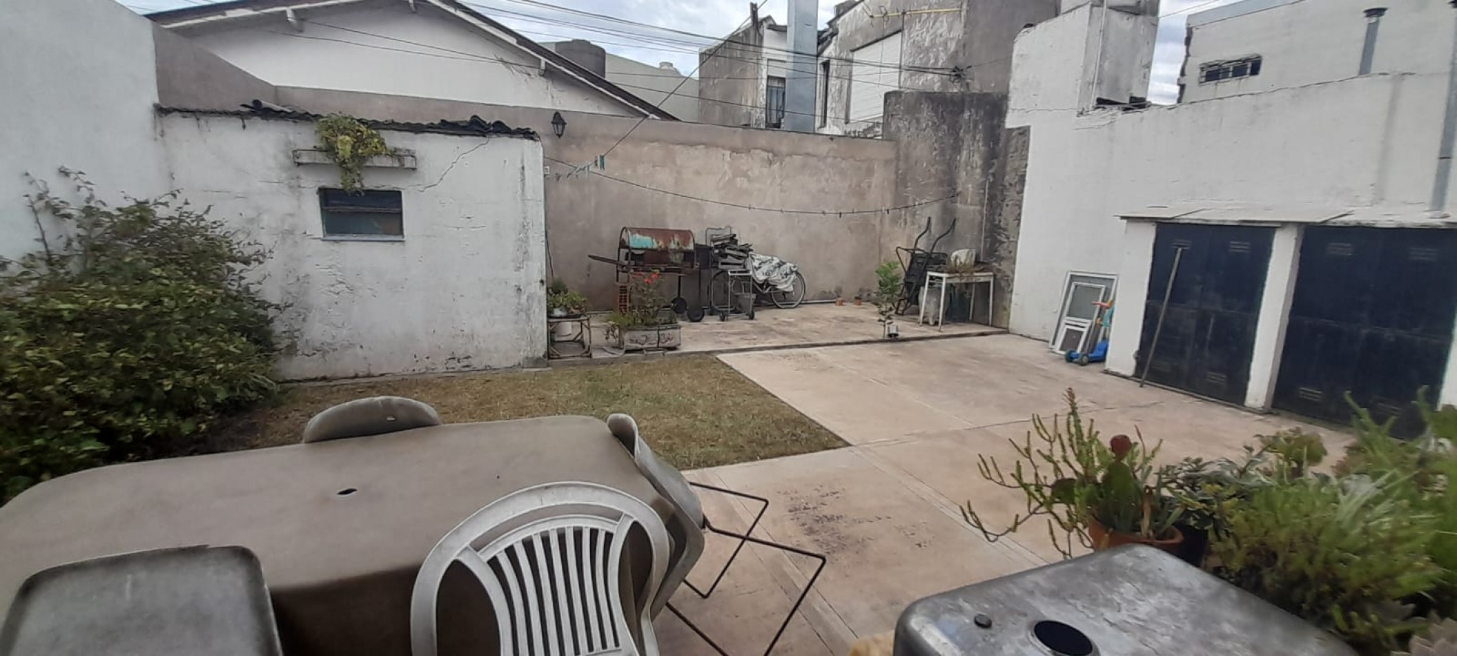 CASA 3 AMBIENTES CON PATIO Y PARQUE EN BARRIO RIVADAVIA BERNARDINO