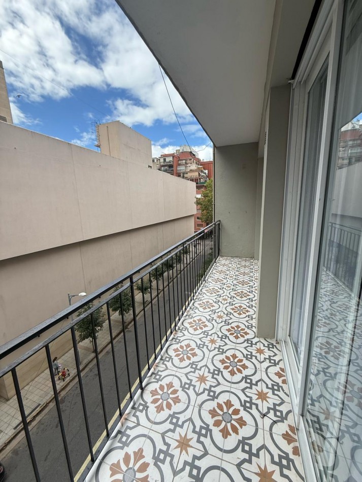 3 AMBIENTES A LA CALLE CON BALCON CORRIDO - TOTALMENTE RECICLADO