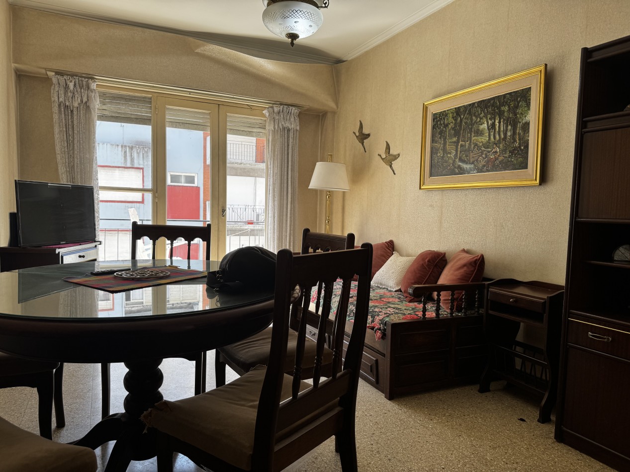 DEPARTAMENTO DE 2 AMBIENTES CON DEPENDENCIA Y BALCON A LA CALLE - ZONA CENTRO - IDEAL INVERSION
