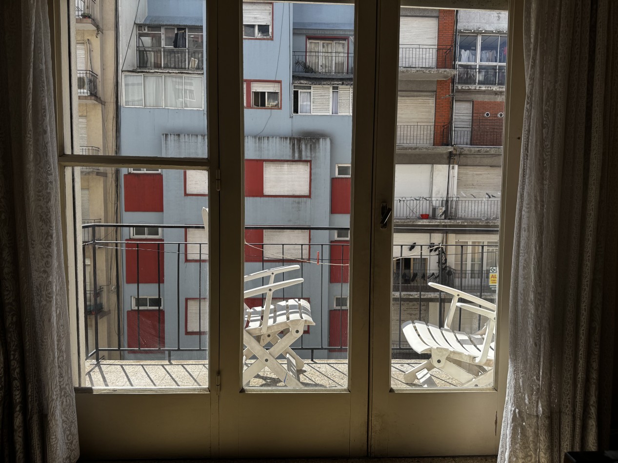 DEPARTAMENTO DE 2 AMBIENTES CON DEPENDENCIA Y BALCON A LA CALLE - ZONA CENTRO - IDEAL INVERSION
