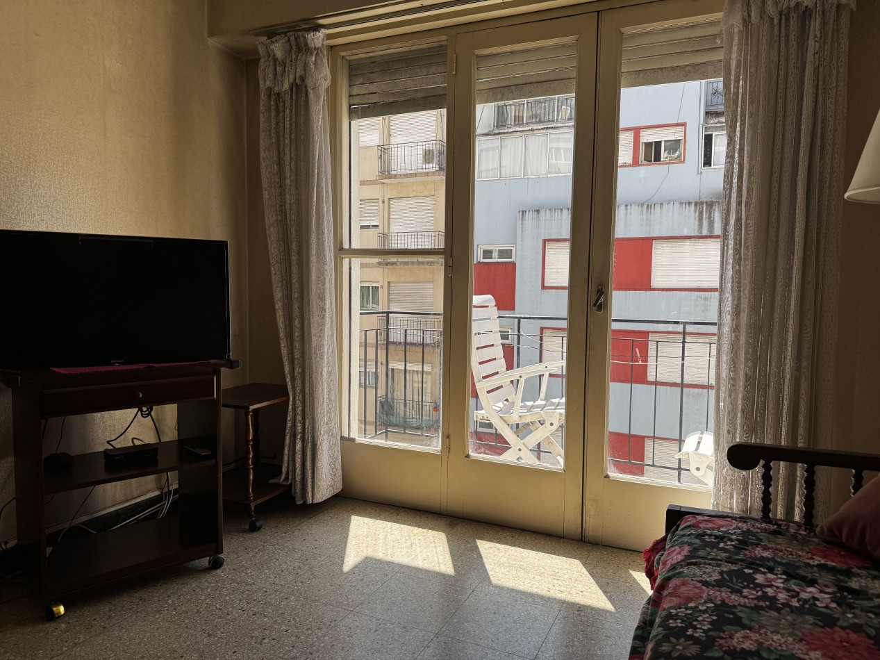 DEPARTAMENTO DE 2 AMBIENTES CON DEPENDENCIA Y BALCON A LA CALLE - ZONA CENTRO - IDEAL INVERSION