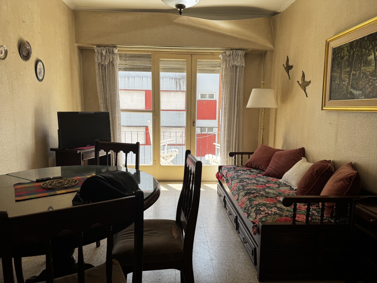 DEPARTAMENTO DE 2 AMBIENTES CON DEPENDENCIA Y BALCON A LA CALLE - ZONA CENTRO - IDEAL INVERSION