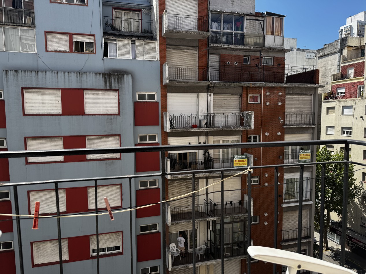 DEPARTAMENTO DE 2 AMBIENTES CON DEPENDENCIA Y BALCON A LA CALLE - ZONA CENTRO - IDEAL INVERSION