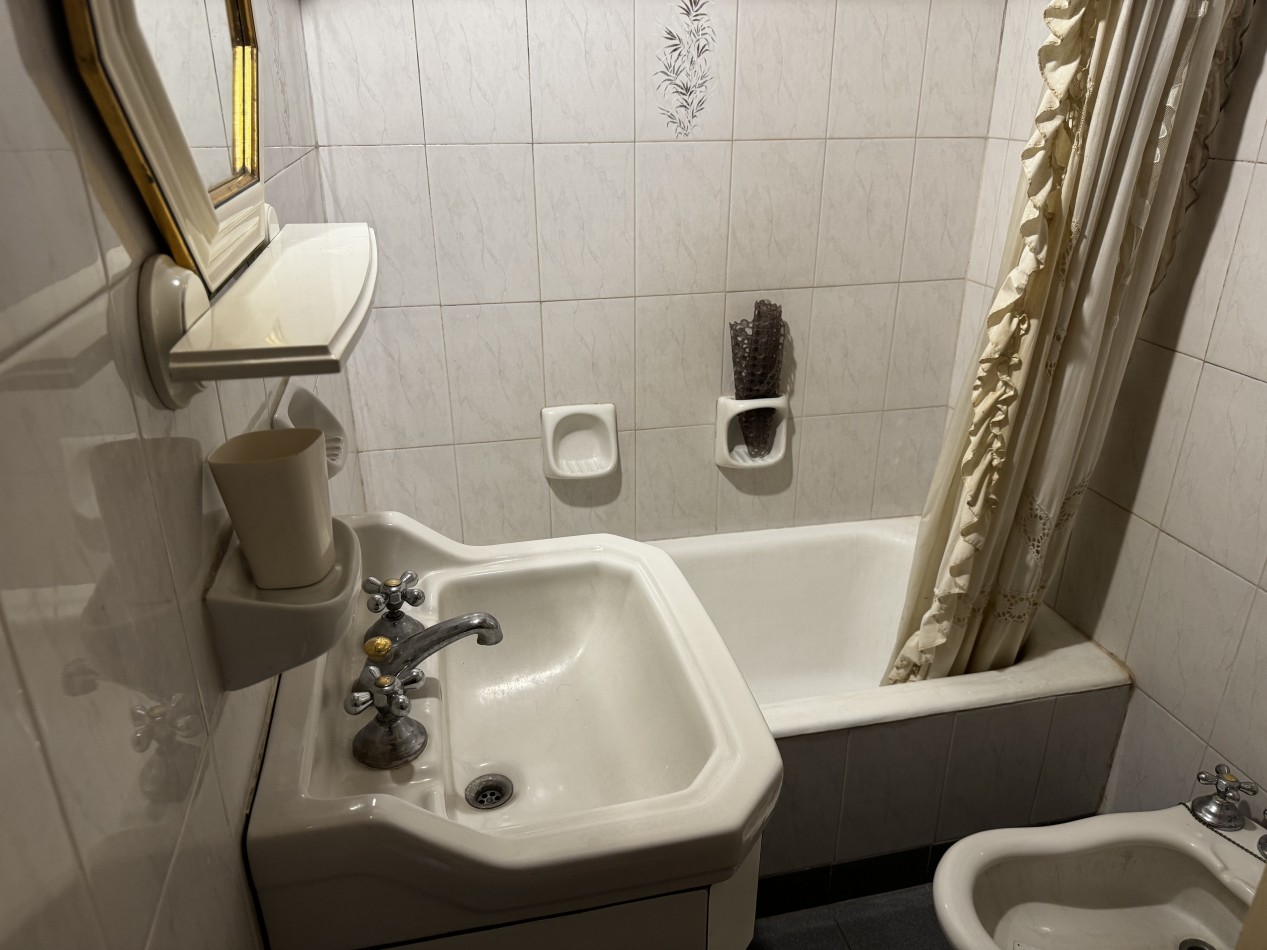DEPARTAMENTO DE 2 AMBIENTES CON DEPENDENCIA Y BALCON A LA CALLE - ZONA CENTRO - IDEAL INVERSION