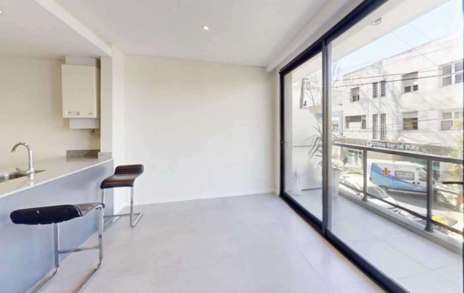 Dos ambientes con balcon saliente al frente - Cochera- Developer IX
