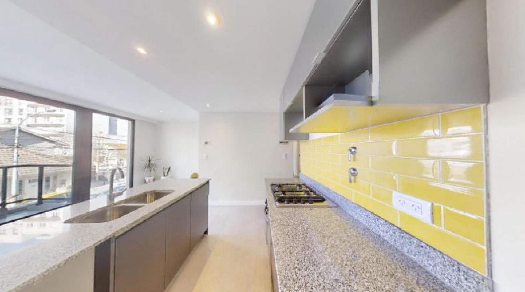 Dos ambientes con balcon saliente al frente - Cochera- Developer IX