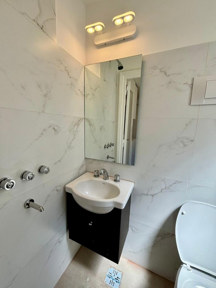 3 AMBIENTES CON DEPENDENCIA Y BALCON TERRAZA - TOTALMENTE RECICLADO