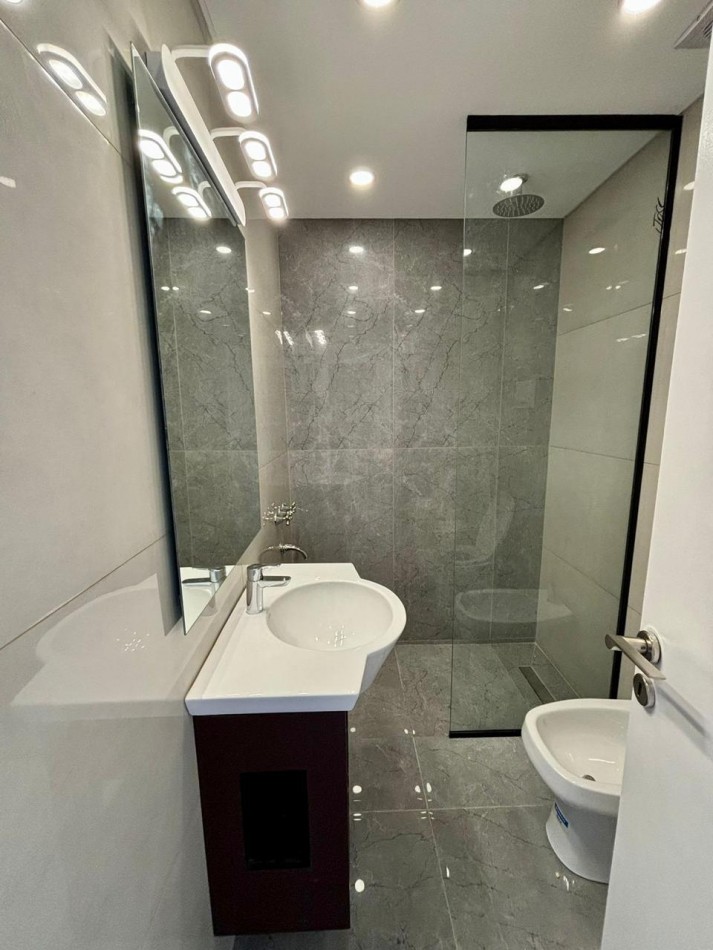 3 AMBIENTES CON DEPENDENCIA Y BALCON TERRAZA - TOTALMENTE RECICLADO