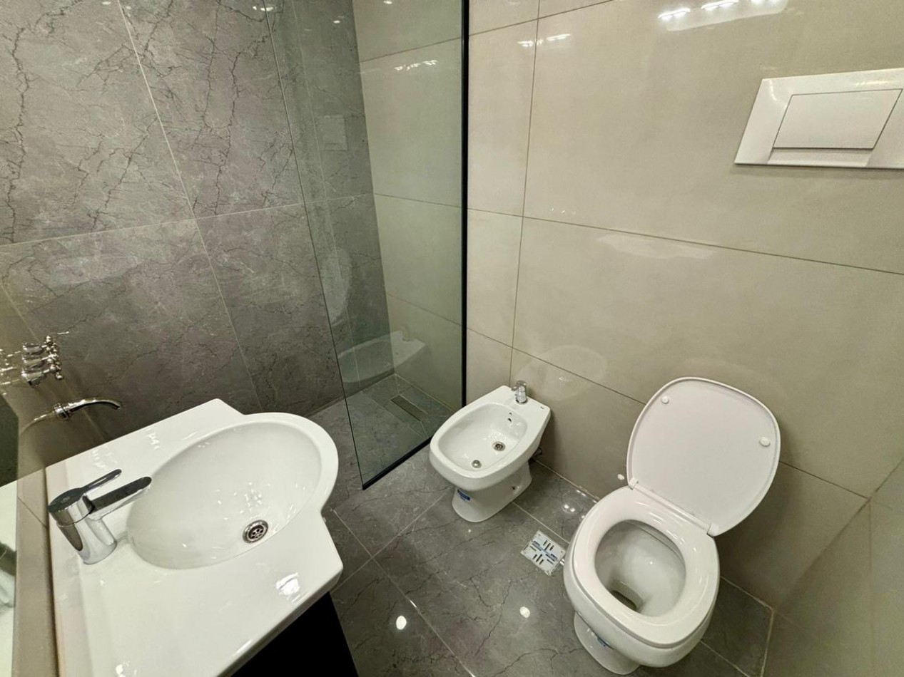 3 AMBIENTES CON DEPENDENCIA Y BALCON TERRAZA - TOTALMENTE RECICLADO