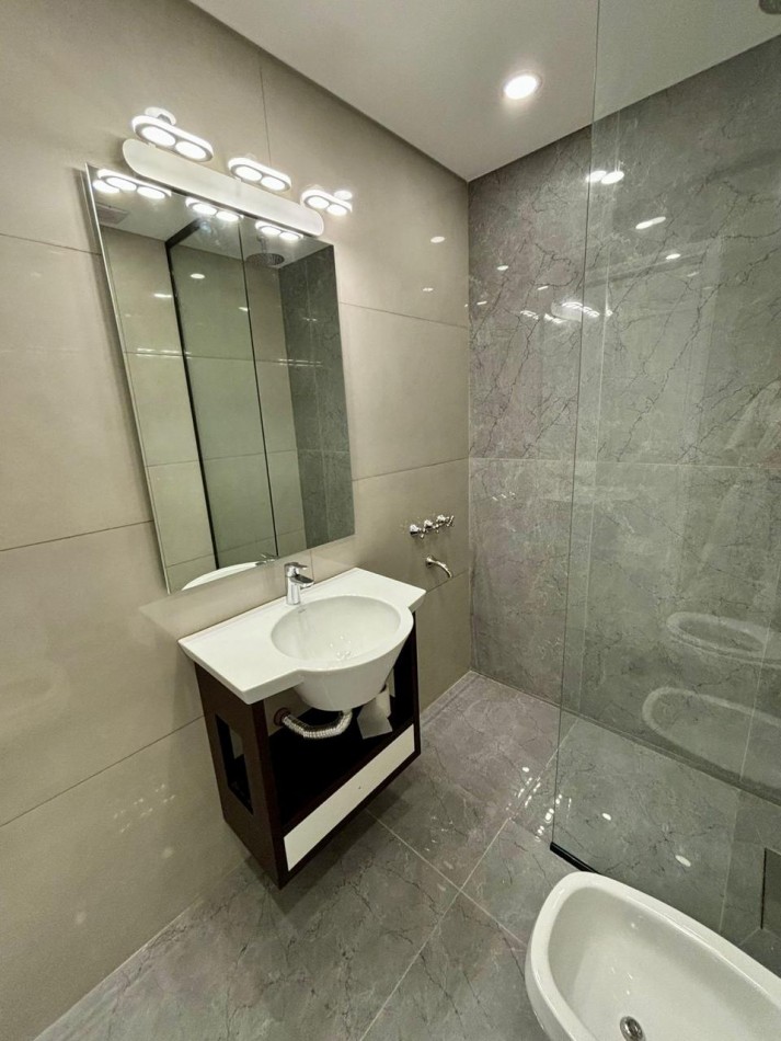 3 AMBIENTES CON DEPENDENCIA Y BALCON TERRAZA - TOTALMENTE RECICLADO