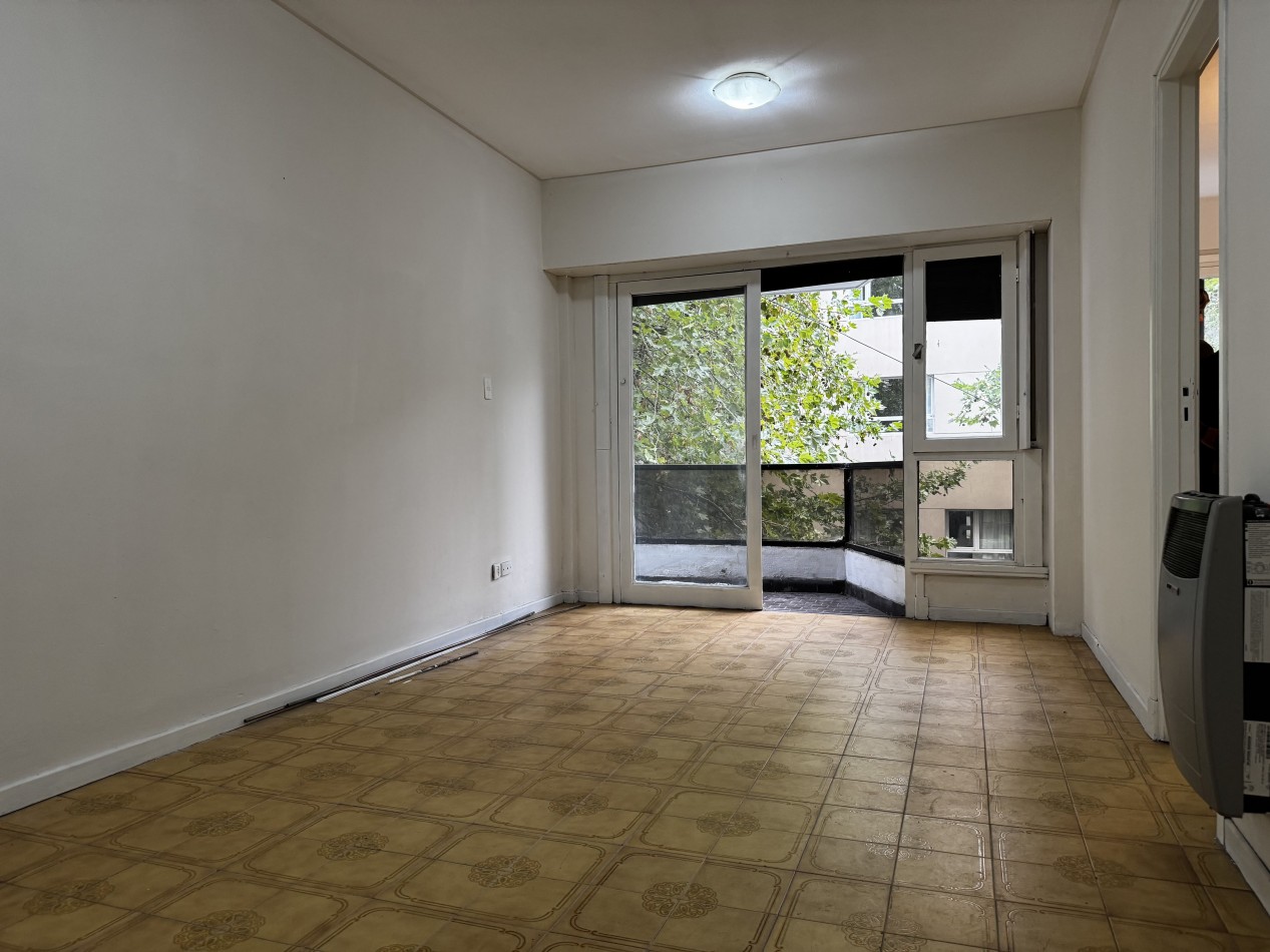 2 AMBIENTES EN ESTADO ORIGINAL ZONA LA PERLA CON BALCON A LA CALLE