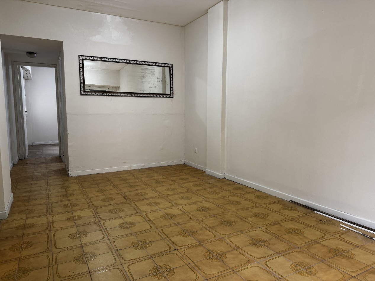 2 AMBIENTES EN ESTADO ORIGINAL ZONA LA PERLA CON BALCON A LA CALLE