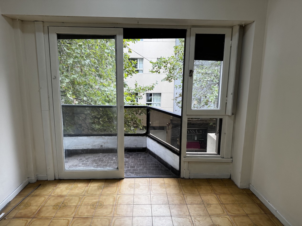 2 AMBIENTES EN ESTADO ORIGINAL ZONA LA PERLA CON BALCON A LA CALLE