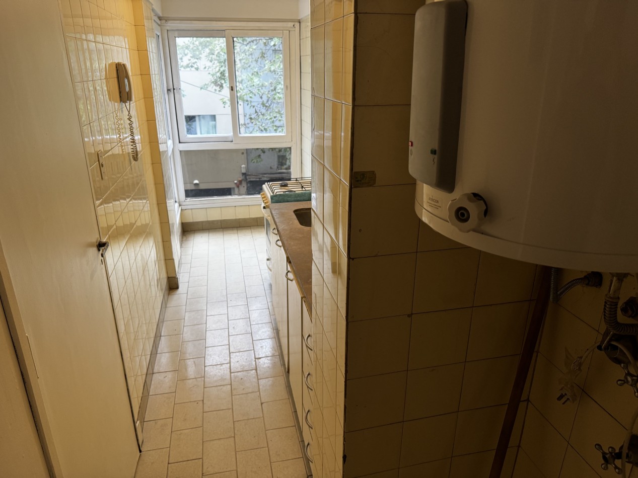 2 AMBIENTES EN ESTADO ORIGINAL ZONA LA PERLA CON BALCON A LA CALLE