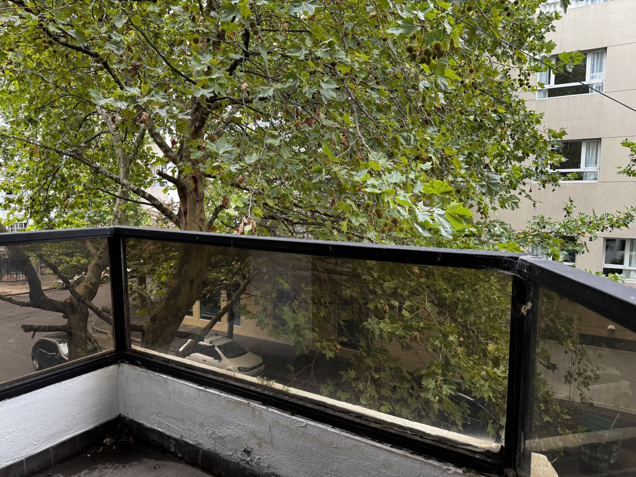 2 AMBIENTES EN ESTADO ORIGINAL ZONA LA PERLA CON BALCON A LA CALLE