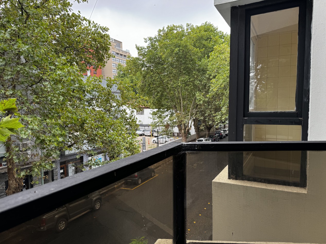 2 AMBIENTES EN ESTADO ORIGINAL ZONA LA PERLA CON BALCON A LA CALLE