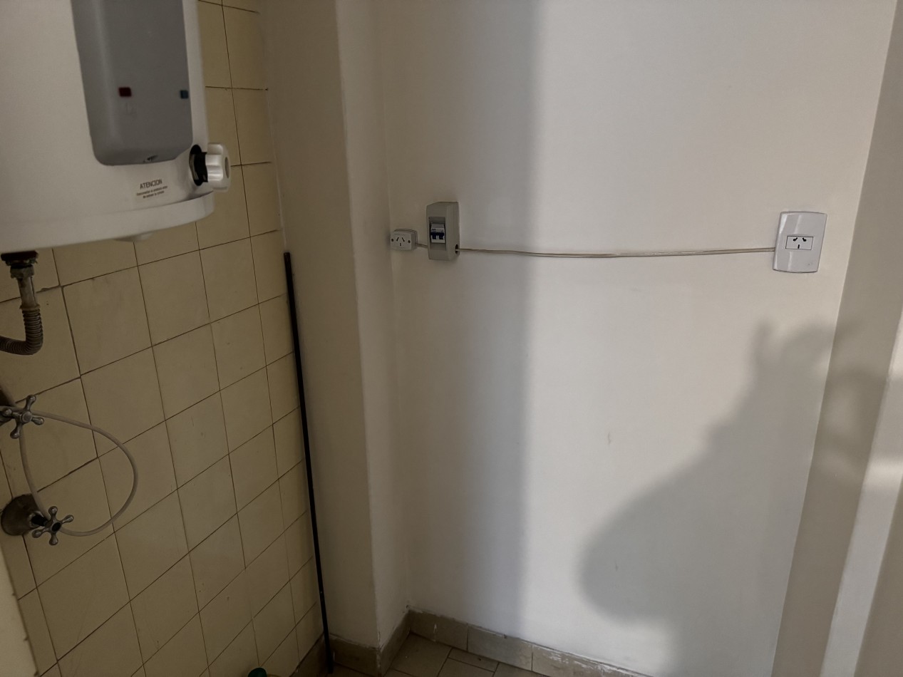 2 AMBIENTES EN ESTADO ORIGINAL ZONA LA PERLA CON BALCON A LA CALLE