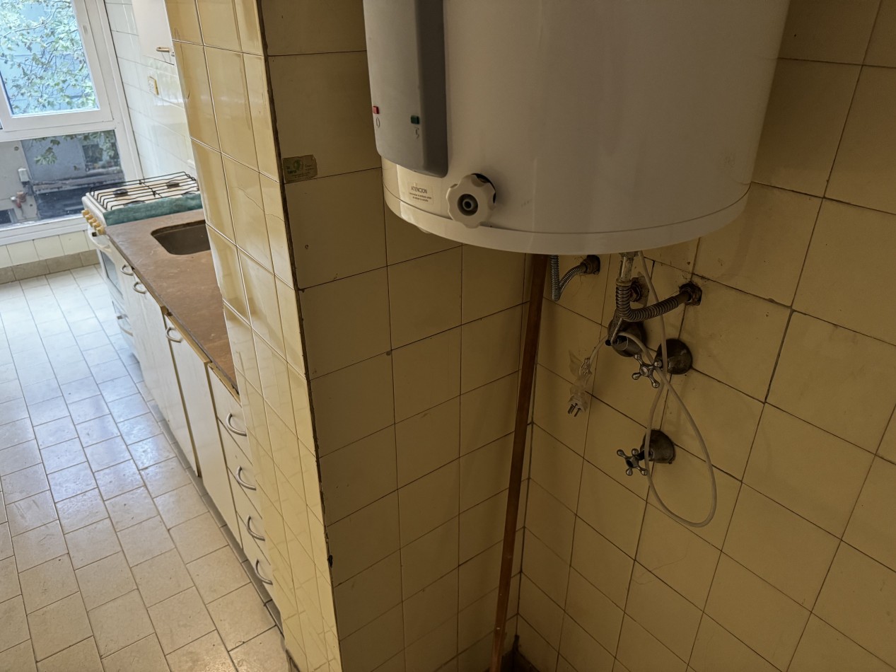 2 AMBIENTES EN ESTADO ORIGINAL ZONA LA PERLA CON BALCON A LA CALLE