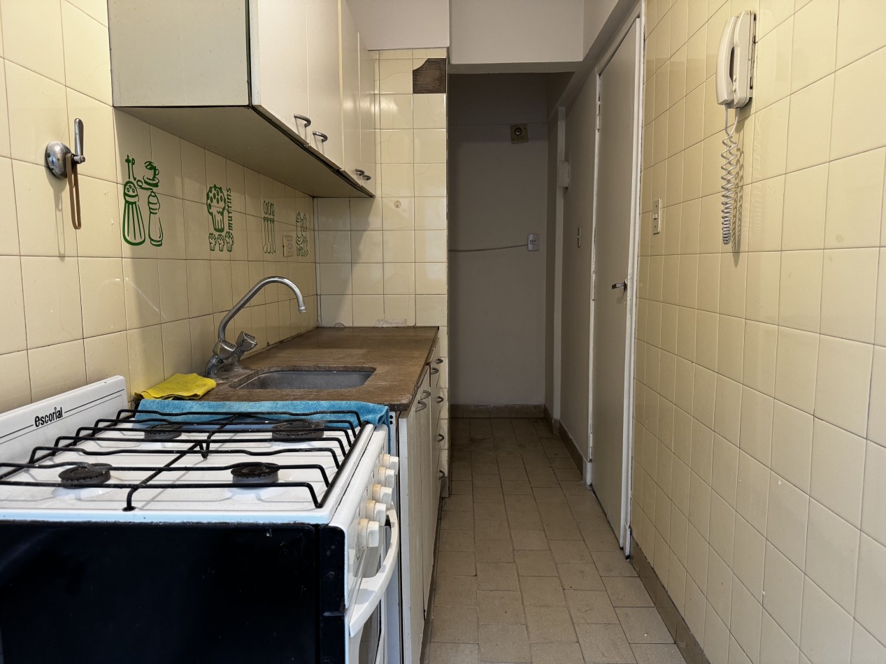 2 AMBIENTES EN ESTADO ORIGINAL ZONA LA PERLA CON BALCON A LA CALLE