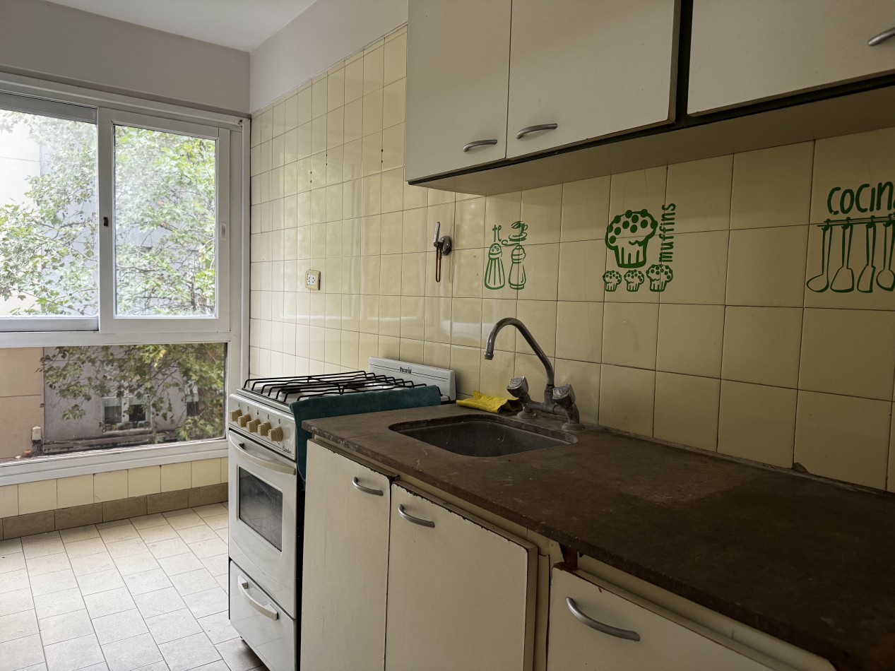 2 AMBIENTES EN ESTADO ORIGINAL ZONA LA PERLA CON BALCON A LA CALLE