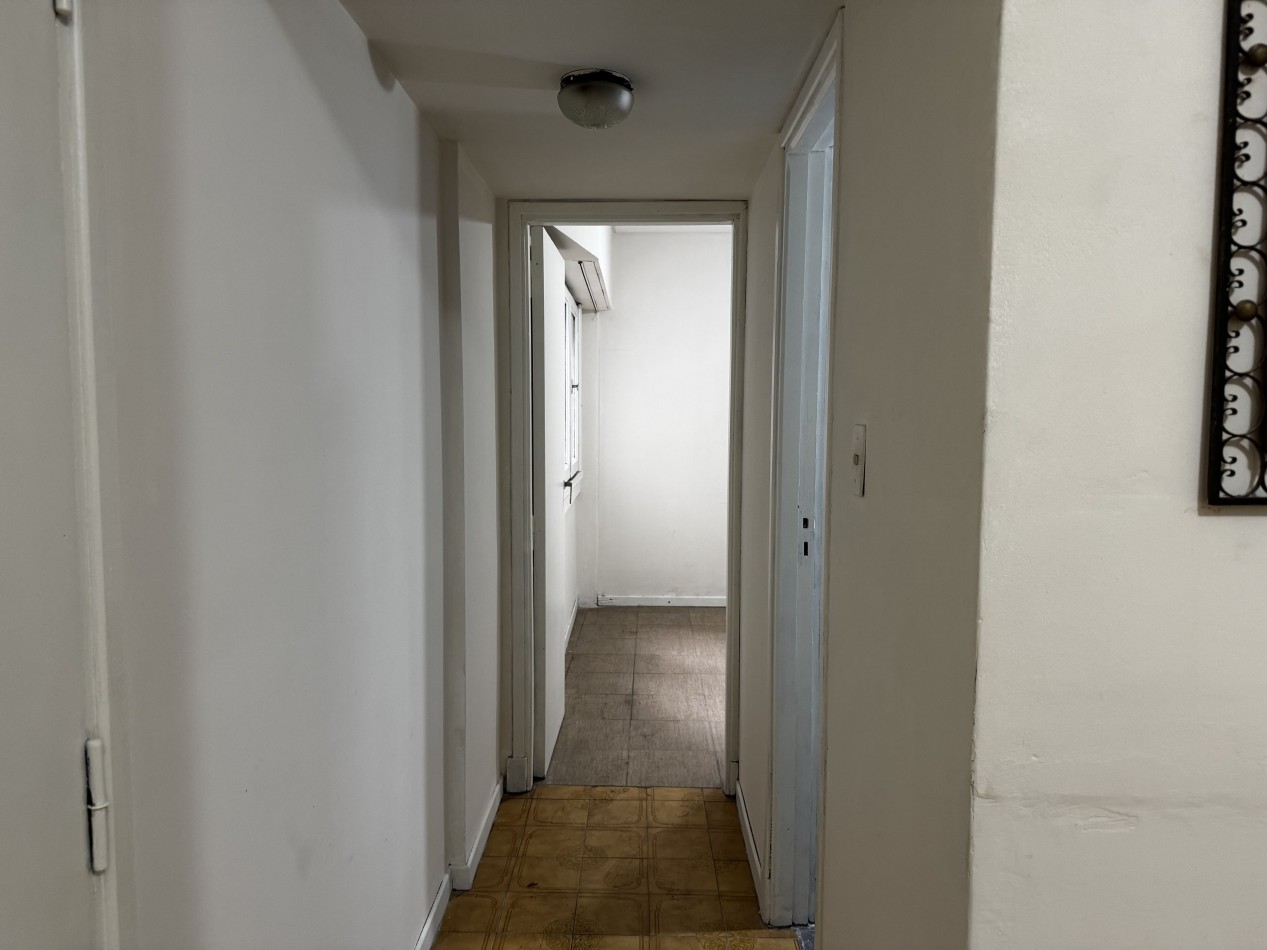 2 AMBIENTES EN ESTADO ORIGINAL ZONA LA PERLA CON BALCON A LA CALLE