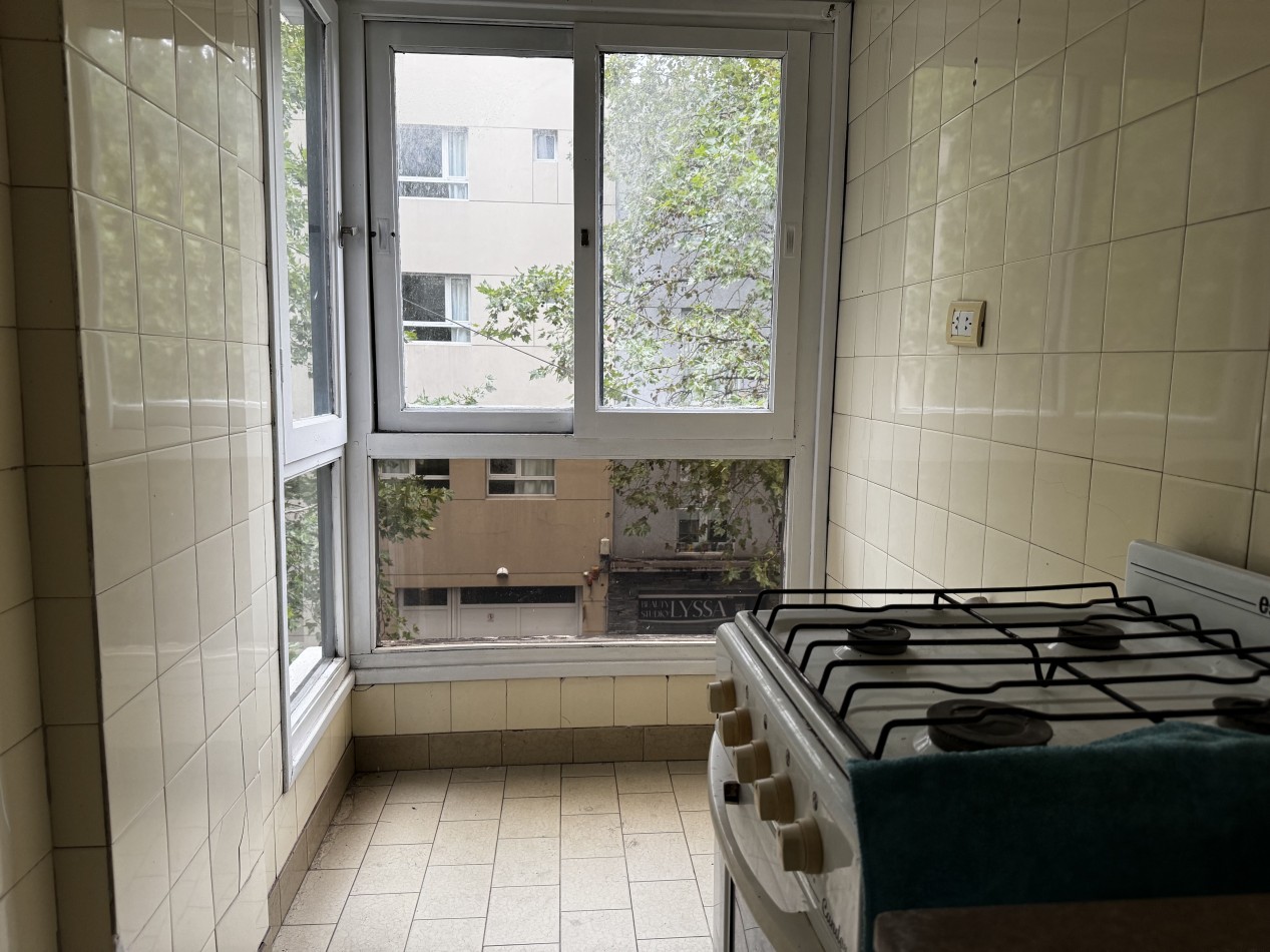 2 AMBIENTES EN ESTADO ORIGINAL ZONA LA PERLA CON BALCON A LA CALLE