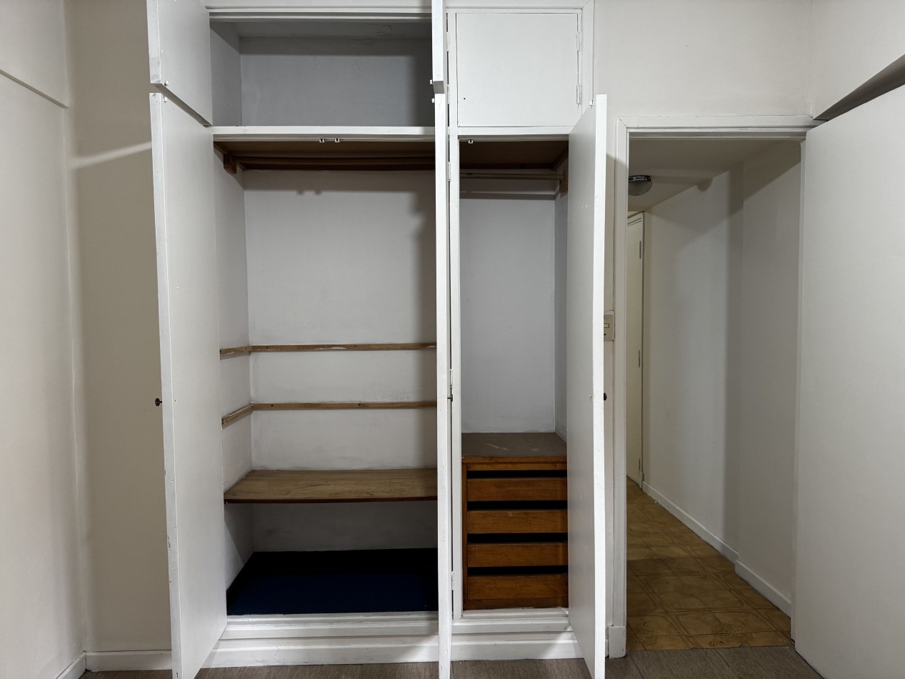 2 AMBIENTES EN ESTADO ORIGINAL ZONA LA PERLA CON BALCON A LA CALLE