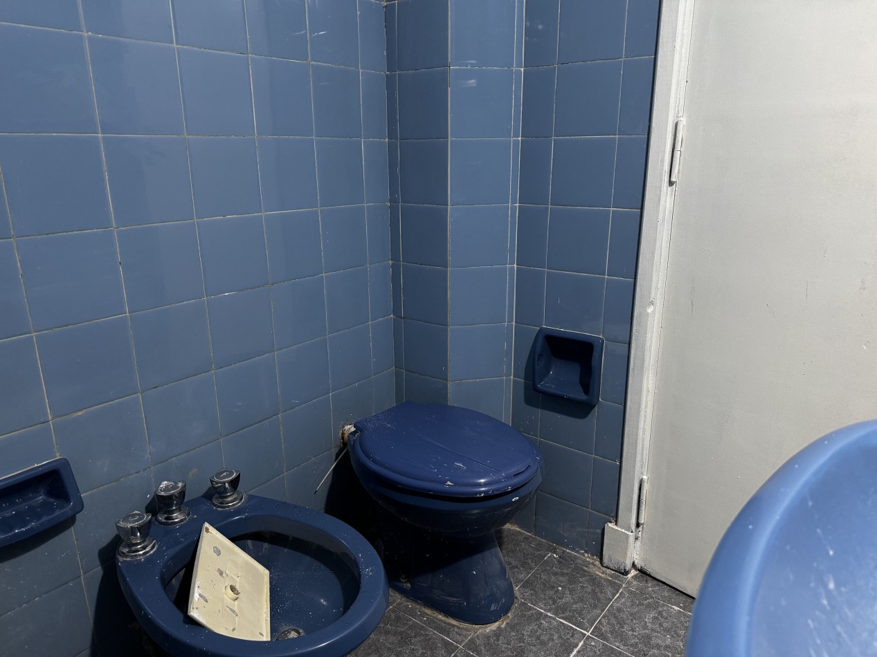 2 AMBIENTES EN ESTADO ORIGINAL ZONA LA PERLA CON BALCON A LA CALLE