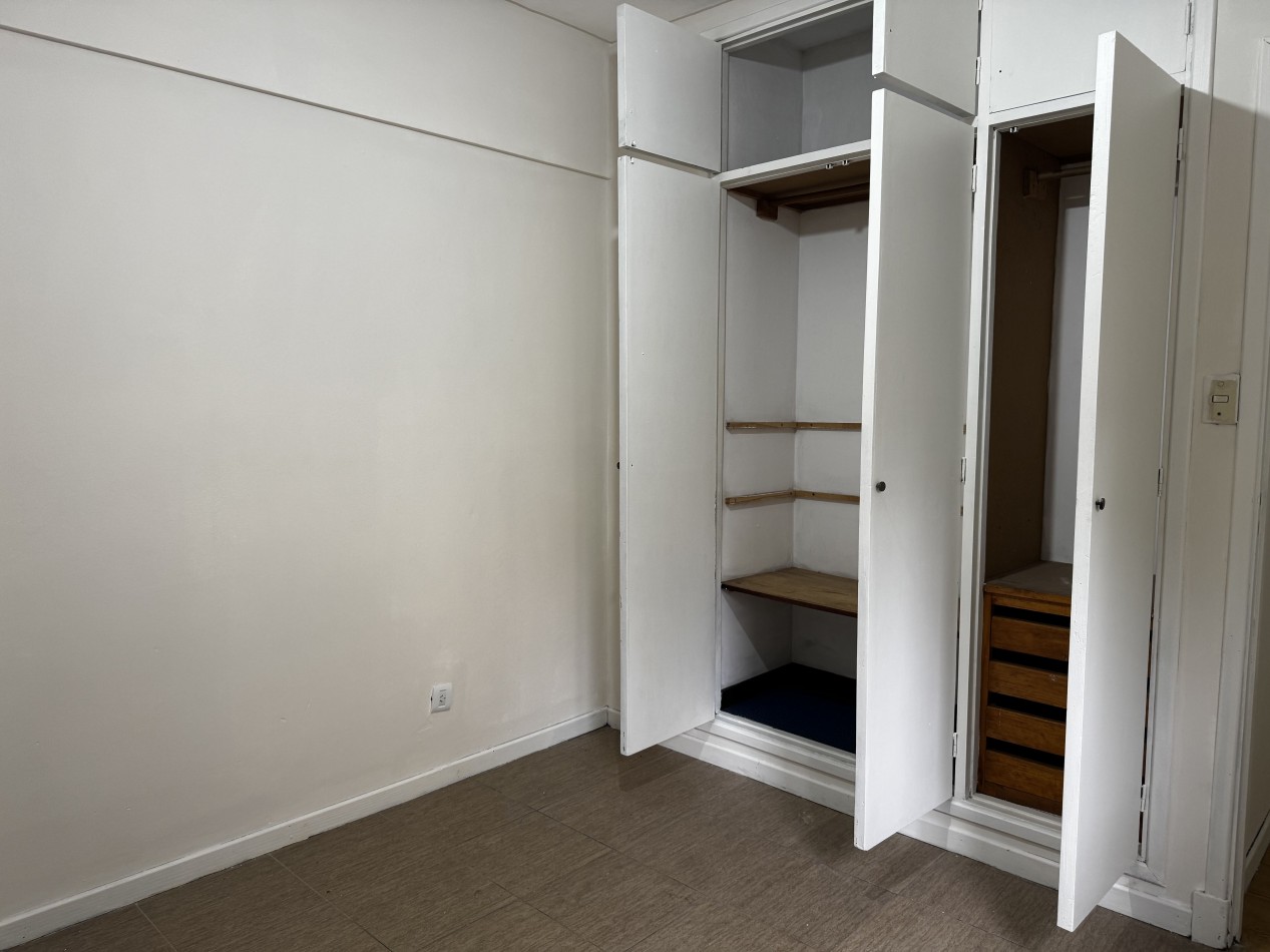 2 AMBIENTES EN ESTADO ORIGINAL ZONA LA PERLA CON BALCON A LA CALLE