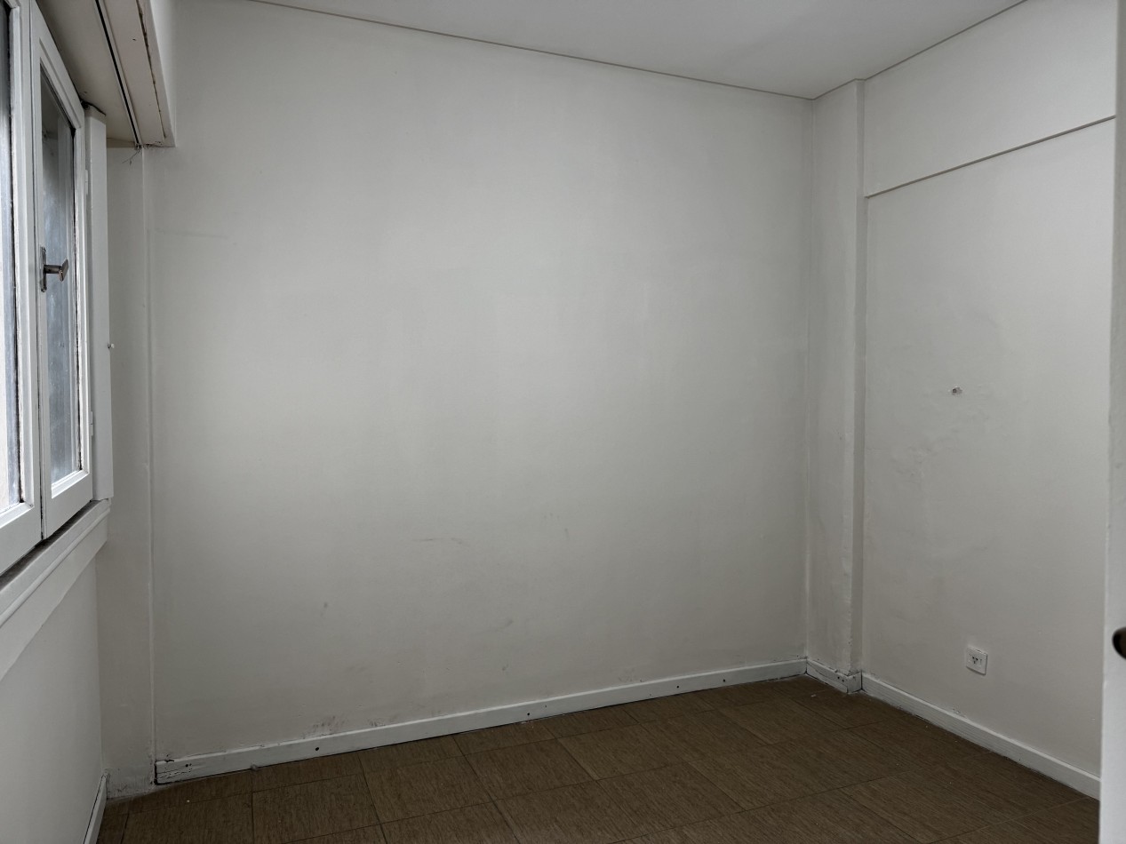 2 AMBIENTES EN ESTADO ORIGINAL ZONA LA PERLA CON BALCON A LA CALLE