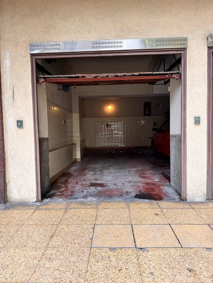 2 AMBIENTES RECICLADO CON ESCRITORIO/COCHERA/BALCON SALIENTE EN ZONA LA PERLA