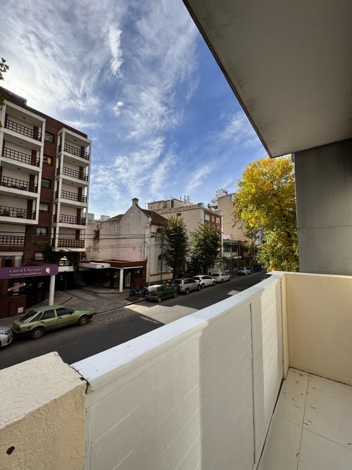 2 AMBIENTES RECICLADO CON ESCRITORIO/COCHERA/BALCON SALIENTE EN ZONA LA PERLA