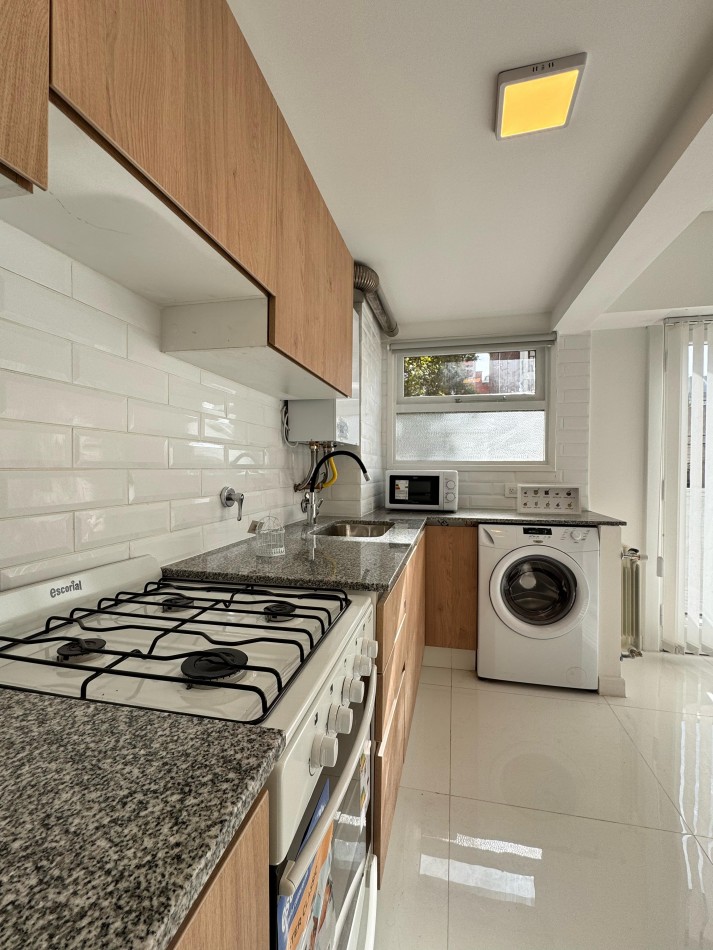2 AMBIENTES RECICLADO CON ESCRITORIO/COCHERA/BALCON SALIENTE EN ZONA LA PERLA