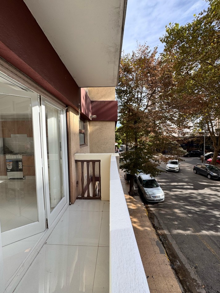 2 AMBIENTES RECICLADO CON ESCRITORIO/COCHERA/BALCON SALIENTE EN ZONA LA PERLA
