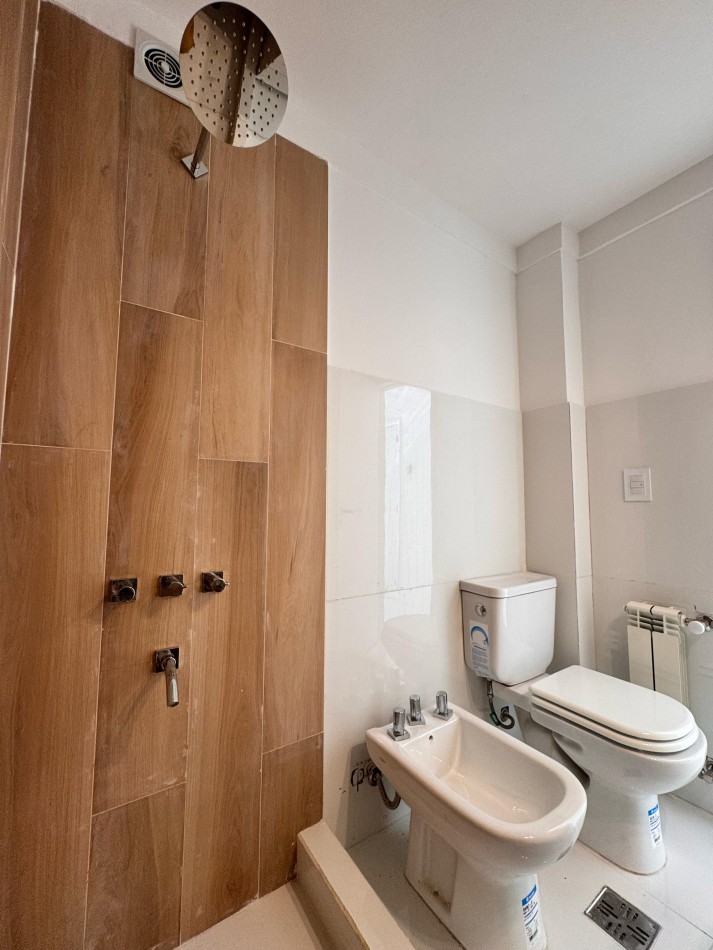 2 AMBIENTES RECICLADO CON ESCRITORIO/COCHERA/BALCON SALIENTE EN ZONA LA PERLA
