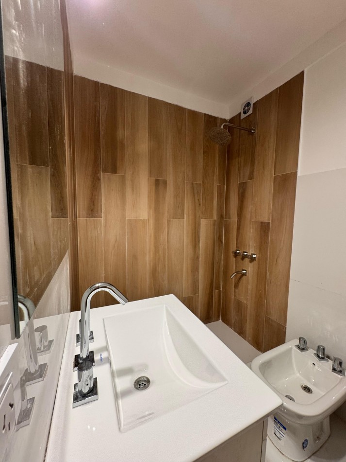 2 AMBIENTES RECICLADO CON ESCRITORIO/COCHERA/BALCON SALIENTE EN ZONA LA PERLA