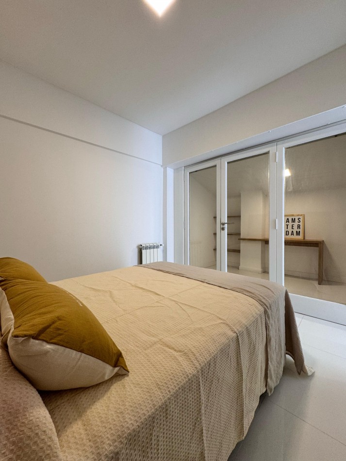 2 AMBIENTES RECICLADO CON ESCRITORIO/COCHERA/BALCON SALIENTE EN ZONA LA PERLA
