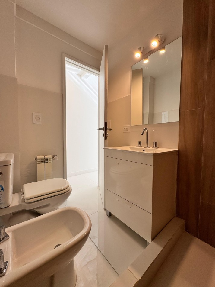 2 AMBIENTES RECICLADO CON ESCRITORIO/COCHERA/BALCON SALIENTE EN ZONA LA PERLA