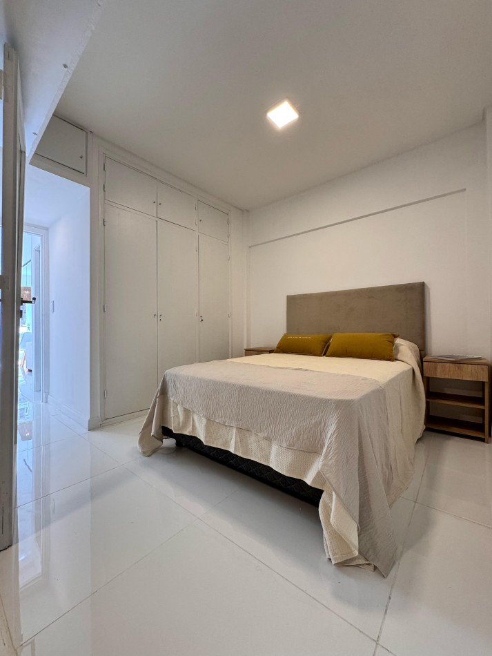 2 AMBIENTES RECICLADO CON ESCRITORIO/COCHERA/BALCON SALIENTE EN ZONA LA PERLA